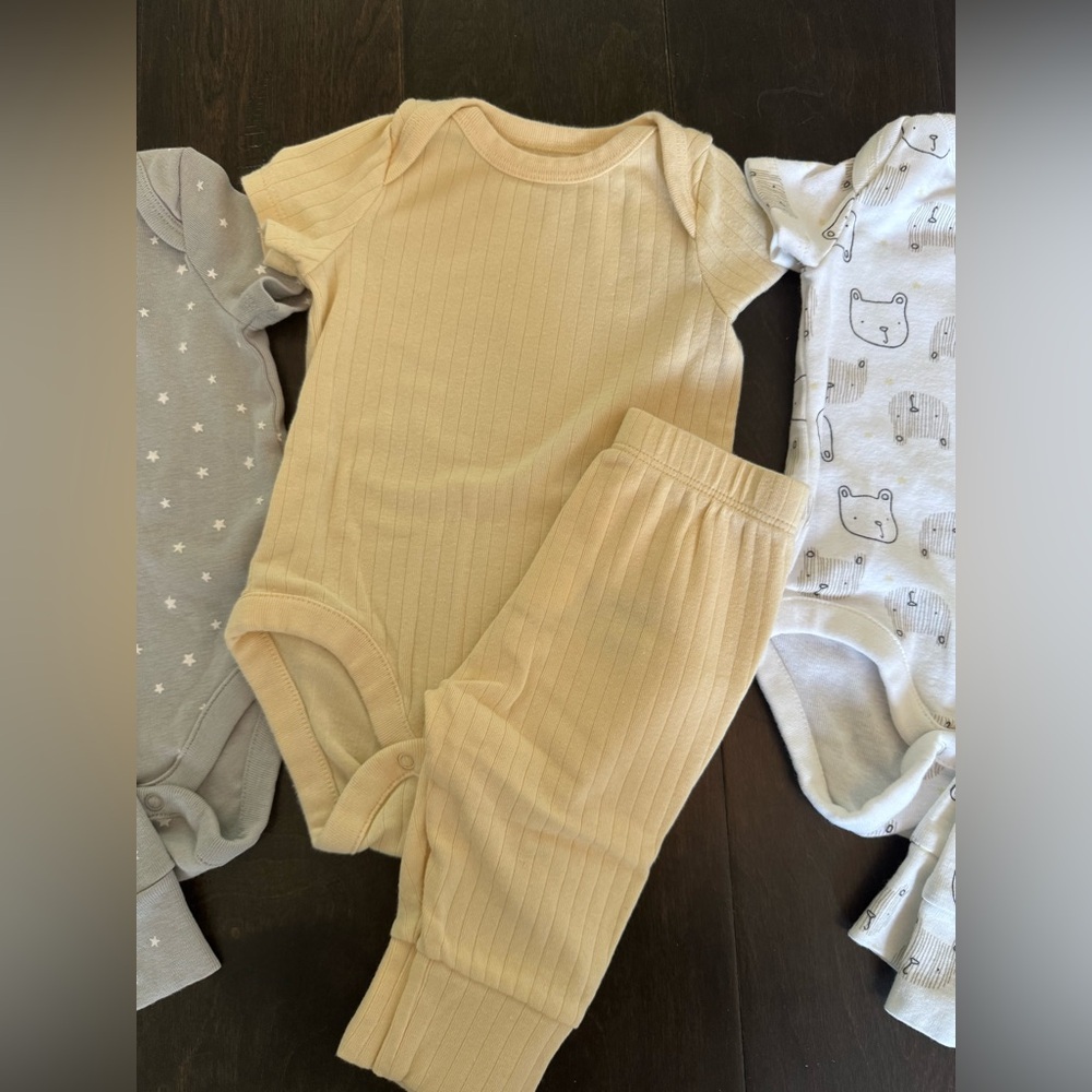 GAP Bodysuits with Matching Pants - Picture 2 of 4